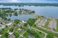Newer Buckeye Lake Waterfront Chalet - Wifi