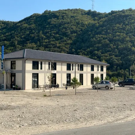 Lumi I Bardhe Hotel & Restaurant