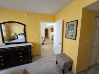 Beach Front Luxury 2-bedroom 2 Bath condo in beautiful Hallandale Beach - พร้อมWifi