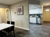 Chic newly remodeled  2bd 2bath apartment with AC, WiFi in vibrant Delray Beach
