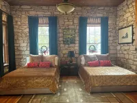 NEW! Historic Guest Home on Main - Heart of Town - 4 estrellas