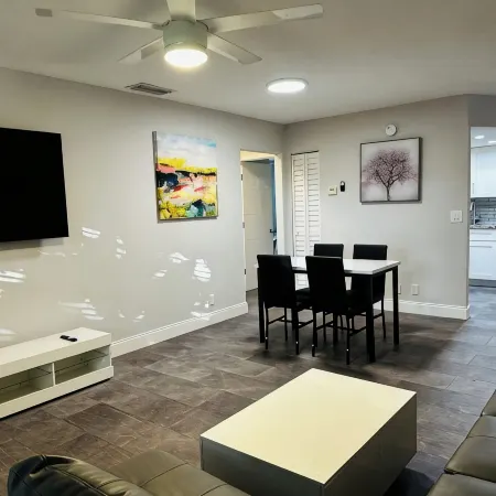 Chic newly remodeled 2bd 2bath apartment with AC, WiFi in vibrant Delray Beach