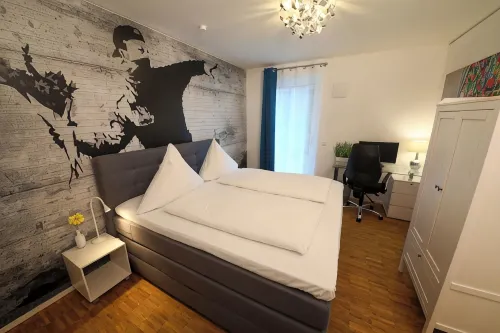 Fewo Art City-Studio Kassel-Innenstadt am Fulda-Ufer, 3 Schlafzimmer, Boxspring-Betten, bis 8 Personen, kostenfreier Parkplatz, Balkon, Terrasse, Fahrstuhl