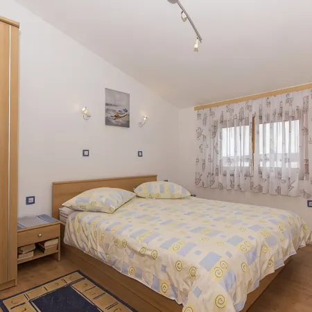 Air-conditioned apartment 250 m from the beach with private boat mooring