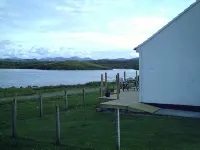 Tranquil Loch side cottage in the Hebrides - Country Houses