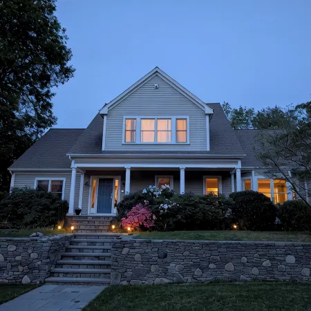 Spacious 5-Bedroom Private Retreat!!! Private setting close to beaches & Newport