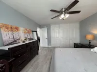 Cozy 2-bedroom condo with WiFi, AC in lovely Lake Forest.
