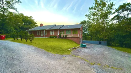 A peaceful, forest retreat with stunning views near historic Harpers Ferry.