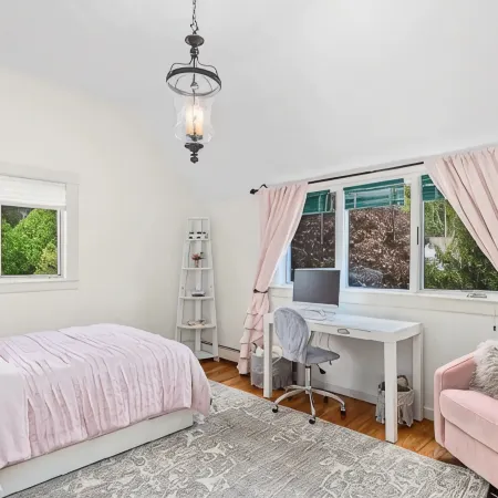 Private Tudor style 5 bedroom home in country setting.