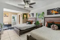 Lantana Beach House-5 mins to Beach-KING BD/Hot Tub/Pool/Fire Pit/Gym/Mini Putt - Wifi