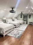 Comfortable and Spacious Home: Entertainment Room, Gym + Large Deck and Patio - Wifi