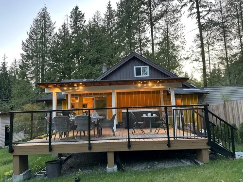 Fun cottage with hot tub, pool table, game room, and a huge deck.