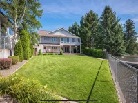 River's Edge Oasis, private dock, 2 kitchens, pool table, dog friendly! Hotels in Post Falls