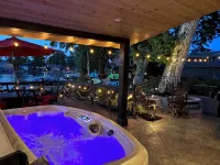 HEAVENLY Portage Lakes water front 4-bedroom cottage with HOTTUB, dog friendly! - Boutique