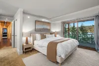 Lake front Glass house with Private Dock/Lake access/Kayak/Paddle board