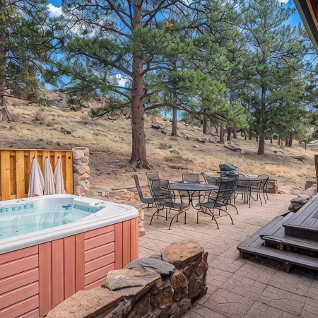 Cabin - Hot Tub w Outdoor TV, Sleeps 12, King Bed, Dogs ok