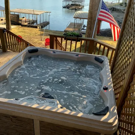 Cottage -Private Hot Tub, Fire Pit, Covered Deck, 20 steps from Lake Hamilton