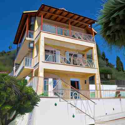 Brentanos Apartments - A - View of Paradise Hotel Exterior