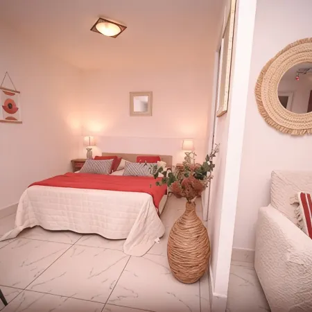 Nice studio, spacious, air-conditioned, near village, sea view in small residence.