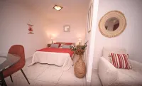 Nice studio, spacious, air-conditioned, near village, sea view in small residence.