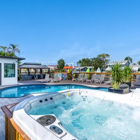 Luxury Waterfront Home DOCK POOL JACUZZI KAYAKS