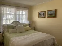 Great Narragansett Location! Classic Beach Cottage.  Short Walk to Kelly Beach. - breakfast