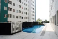 Modern 2Br Apartment at Pavilion Permata by Travelio - Swimmingpools