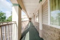 Hotel O Daylight Inn Elkhart I-90, IN - Parkplatz