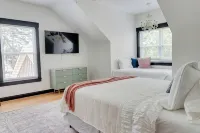 Luxurious Lake Front Estate, Sleeps 20 with Game Room and dock, pet friendly. - 4-Star
