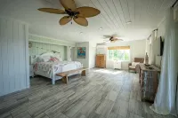 Key Lime House with a 100’ dock: A Solar-Powered Waterfront Oasis on Black Sound - WiFi