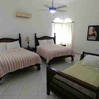 Large 6 bedroom, Luxury Villa with Pool, Ocean View, Fully Staffed, Near Beach! Rooms