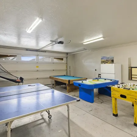 Hot Tub Game Room. Sleeps 17. You Tube TV. 20 minutes to Zions Natl Park