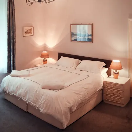 Superking beds, spacious and comfortable ground floor apartment near town centre