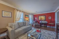 Heart of Athens! Beautiful Townhouse, 15 Minute Walk to Stadium, Downtown. - 2 ดาว