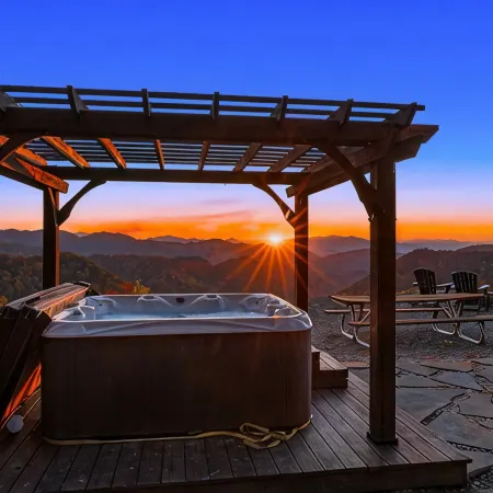 New Listing! Million Dollar Long Range Views-Hot Tub-King Suite