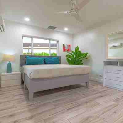 4-bedroom House with private Pool - walking distance to Baha Mar and Beach Rooms