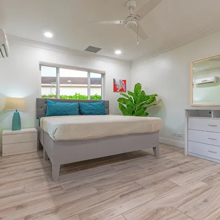 4-bedroom House with private Pool - walking distance to Baha Mar and Beach