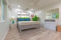 4-bedroom House with private Pool - walking distance to Baha Mar and Beach