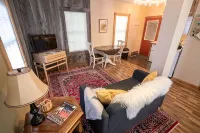 Newly remodeled, private, sunny downtown apartment; near restaurants & shopping.