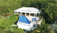 Secluded, exclusive, totally private luxury villa overlooking the prettiest bay. Hoteles en 
