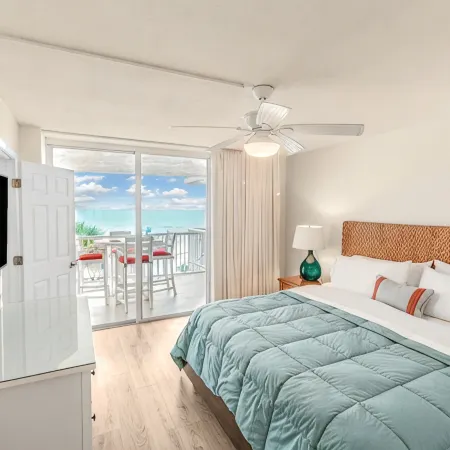Beachfront. Seaview202 Updated Condo and Newly Renovated Heated Pool and Hot Tub
