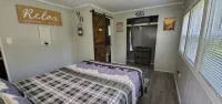 Charlie's Woodside Getaway-4 miles from the Dells! - Hytter