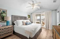 Heated Pool, Hot Tub, Kayaks, Fishing, 5BR Waterfront Home in Key Allegro - 4-نجوم