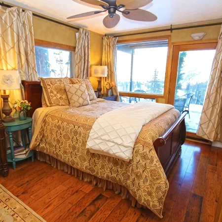 Slope Side Retreat w/ Spectacular Mountain Views. Pet Friendly!