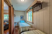 Cool cabin in Fayetteville 1 mile from downtown, Hot Tub - 샬레 호텔