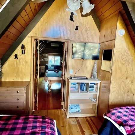 The Cozy Cub: Air Conditioning, Dog Friendly, Pool Table, Private Lakes in Bls
