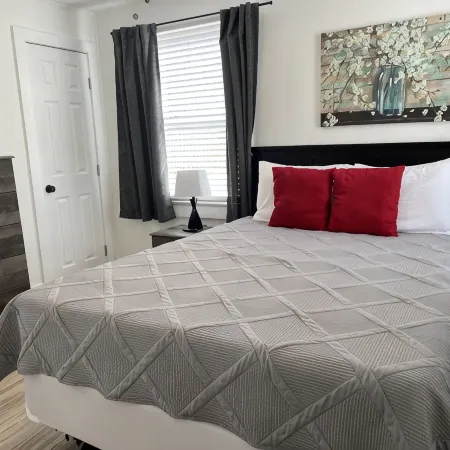 C7 Perfect location in city center, near beaches, private patio, free parking!