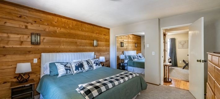 Beautiful, 6-bedroom mountain home with hot tub, deck and fire pit! Hotels in Colfax County