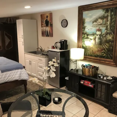 Quiet Studio, minutes from Beaches, Shopping, Dining, 5th Ave and 3rd Street