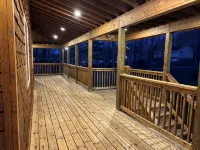 Six bedroom home with a hot tub, pool and an outdoor bar on a two acre lot. - 3 ดาว
